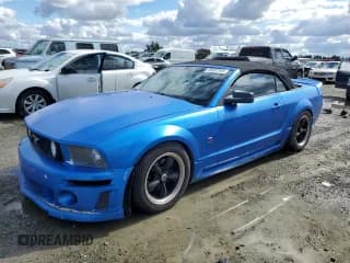 ✅ 2005 Ford Mustang GT Deluxe • VIN: 1ZVFT85H255193970 • Лот: 86507345. Опубликован ранее на Copart с пробегом 96 921 миль. Бесплатный доступ к архиву аукционных продаж из США и подробный отчёт об истории автомобиля на DreamBid. Изображение 1.