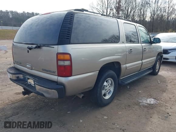 ✅ 2002 Chevrolet Suburban LT • VIN: 3GNFK16Z62G252695 • Lot: 43830417. Listed on IAAI with 338,716 mi. Free auction sales archive from the USA and detailed vehicle history report at DreamBid. Image 4.