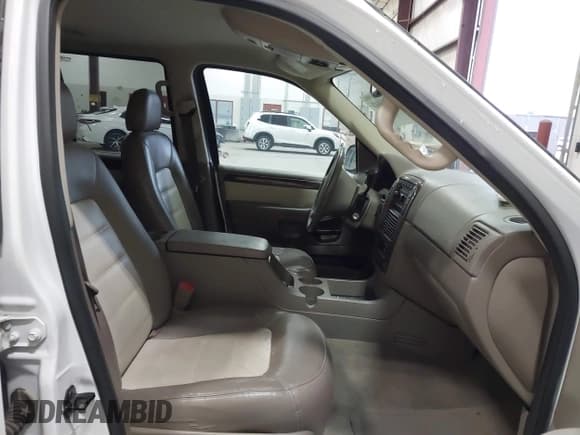 ✅ 2004 Ford Explorer Eddie Bauer • VIN: 1FMZU74K84UB97753 • Lot: 40861041. Listed on IAAI with 110,304 mi. Free auction sales archive from the USA and detailed vehicle history report at DreamBid. Image 5.