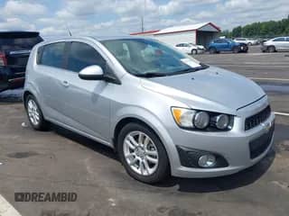 2012 Chevrolet Sonic LT z VIN 1G1JC6SH6C4224994, wystawiony jako IAAI lot #42974838 z przebiegiem 123 885 mil mil oraz . Historia ofert i sprzedaży dostępna na DreamBid. Obrazek 1.