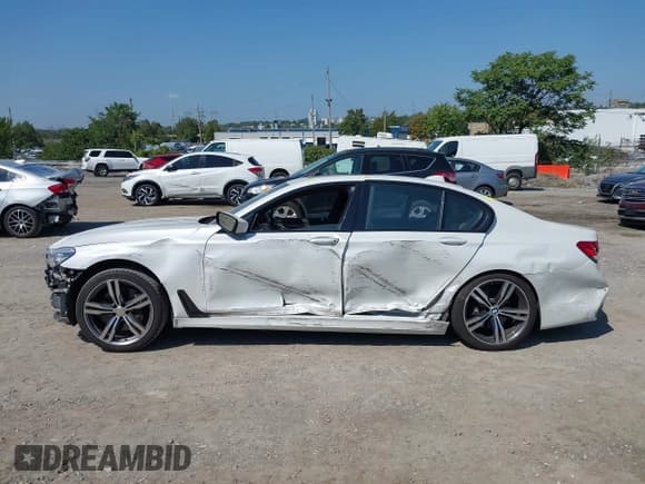 ✅ 2018 BMW 7 Series 750i xDrive • VIN: WBA7B0C52JG527303 • Lot: 43267694. Listed on IAAI with 76,111 mi. Free auction sales archive from the USA and detailed vehicle history report at DreamBid. Image 15.