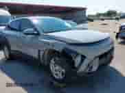 2024 Hyundai Kona SE z VIN KM8HA3AB7RU106593, wystawiony jako IAAI lot #43065618 z przebiegiem 16 699 mil mil oraz . Historia ofert i sprzedaży dostępna na DreamBid. Obrazek 1.