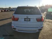 ✅ 2013 BMW X5 xDrive50i • VIN: 5UXZV8C5XDL899340 • Лот: 85399845. Опубликован ранее на Copart с пробегом 175 095 миль. Бесплатный доступ к архиву аукционных продаж из США и подробный отчёт об истории автомобиля на DreamBid. Изображение 6.