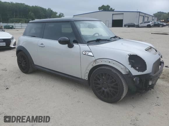 2011 MINI Hardtop S with VIN WMWSV3C5XBTY21172, listed as a Copart auction lot 61987915 with 138,640 mi miles and Salvage title. Bid and sale history available at DreamBid. Image 4.