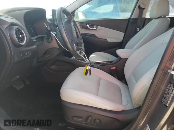 ✅ 2023 Hyundai Kona Limited • VIN: KM8K53A38PU988728 • Лот: 75101634. Опубликован ранее на Copart с пробегом 21 559 миль. Бесплатный доступ к архиву аукционных продаж из США и подробный отчёт об истории автомобиля на DreamBid. Изображение 7.