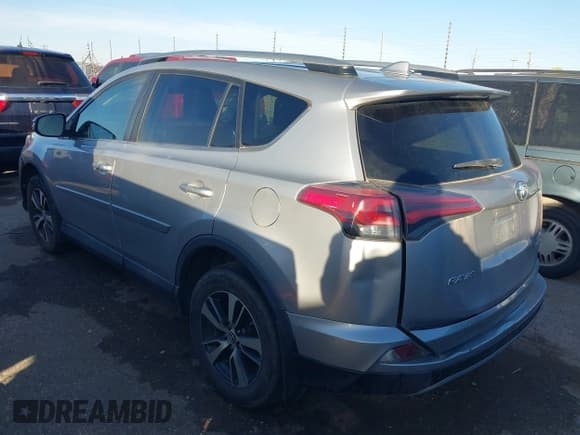 ✅ 2017 Toyota RAV4 XLE • VIN: 2T3RFREV0HW678303 • Лот: 43627908. Опубликован ранее на IAAI с пробегом 105 075 миль. Бесплатный доступ к архиву аукционных продаж из США и подробный отчёт об истории автомобиля на DreamBid. Изображение 3.