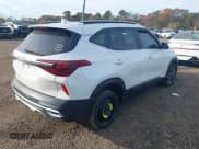 ✅ 2022 Kia Seltos S • VIN: KNDEUCAA8N7285127 • Лот: 43557181. Опубликован ранее на IAAI с пробегом 47 049 миль. Бесплатный доступ к архиву аукционных продаж из США и подробный отчёт об истории автомобиля на DreamBid. Изображение 4.