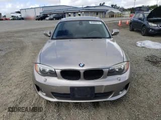 ✅ 2013 BMW 1 Series 128i • VIN: WBAUP9C59DVS94870 • Lot: 80990614. Wystawiony na Copart z przebiegiem 111 331 mil. Bezpłatny archiwum sprzedaży aukcyjnych z USA i szczegółowy raport historii pojazdu na DreamBid. Zdjęcie 5.