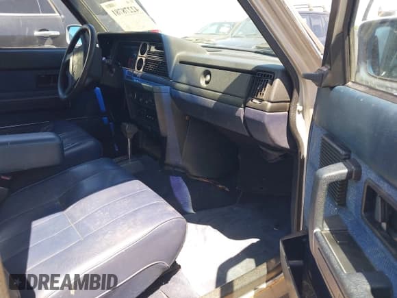 ✅ 1989 Volvo 240 DL • VIN: YV1AX8852K1834731 • Lot: 42278781. Wystawiony na IAAI z przebiegiem 288 726 mil. Bezpłatny archiwum sprzedaży aukcyjnych z USA i szczegółowy raport historii pojazdu na DreamBid. Zdjęcie 5.