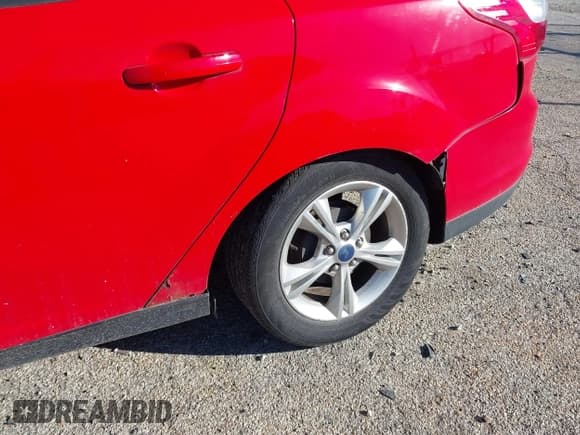 ✅ 2014 Ford Focus SE • VIN: 1FADP3F23EL128123 • Lot: 43618300. Wystawiony na IAAI z przebiegiem 127 990 mil. Bezpłatny archiwum sprzedaży aukcyjnych z USA i szczegółowy raport historii pojazdu na DreamBid. Zdjęcie 6.