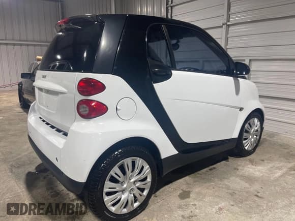 ✅ 2012 Smart fortwo Pure • VIN: WMEEJ3BA5CK540092 • Lot: 45064065. Wystawiony na Copart z przebiegiem 59 356 mil. Bezpłatny archiwum sprzedaży aukcyjnych z USA i szczegółowy raport historii pojazdu na DreamBid. Zdjęcie 4.