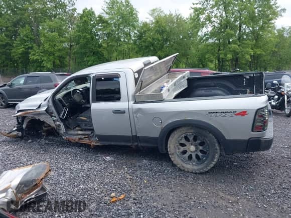 2010 Dodge 1500 Laramie с VIN 1D7RV1GT6AS123182, выставлен на аукционе IAAI как лот 42371124 с пробегом 172 072 миль миль и . История ставок и продаж доступна на DreamBid. Изображение 14.