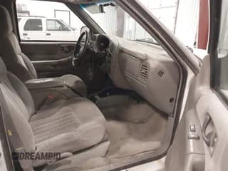 ✅ 2002 Chevrolet Blazer LS • VIN: 1GNDT13W02K237066 • Lot: 43275570. Wystawiony na IAAI z przebiegiem 149 307 mil. Bezpłatny archiwum sprzedaży aukcyjnych z USA i szczegółowy raport historii pojazdu na DreamBid. Zdjęcie 5.