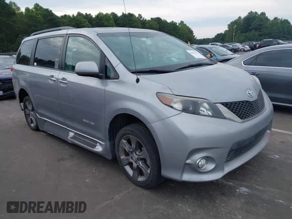 ✅ 2014 Toyota Sienna SE • VIN: 5TDXK3DC6ES421515 • Lot: 43102179. Wystawiony na IAAI z przebiegiem 63 756 mil. Bezpłatny archiwum sprzedaży aukcyjnych z USA i szczegółowy raport historii pojazdu na DreamBid. Zdjęcie 1.