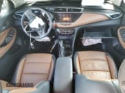 ✅ 2020 Buick Encore GX Essence • VIN: KL4MMFS27LB126236 • Lot: 72757054. Wystawiony na Copart z przebiegiem 18 319 mil. Bezpłatny archiwum sprzedaży aukcyjnych z USA i szczegółowy raport historii pojazdu na DreamBid. Zdjęcie 8.