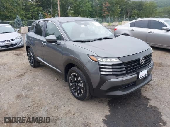 ✅ 2025 Nissan Kicks SV • VIN: 3N8AP6CB4SL325521 • Лот: 43019487. Опубликован ранее на IAAI с пробегом 327 миль. Бесплатный доступ к архиву аукционных продаж из США и подробный отчёт об истории автомобиля на DreamBid. Изображение 1.