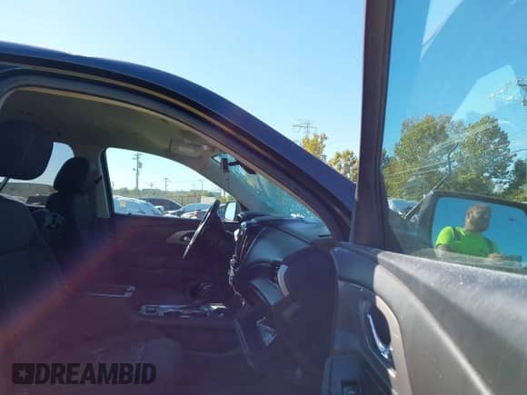 2020 Chevrolet Traverse LT Cloth z VIN 1GNERGKW4LJ264172, wystawiony jako IAAI lot #43436543 z przebiegiem 136 745 mil mil oraz . Historia ofert i sprzedaży dostępna na DreamBid. Obrazek 5.