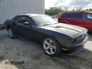 ✅ 2013 Dodge Challenger SXT • VIN: 2C3CDYAG2DH579252 • Lot: 77498104. Wystawiony na Copart z przebiegiem 99 926 mil. Bezpłatny archiwum sprzedaży aukcyjnych z USA i szczegółowy raport historii pojazdu na DreamBid. Zdjęcie 4.