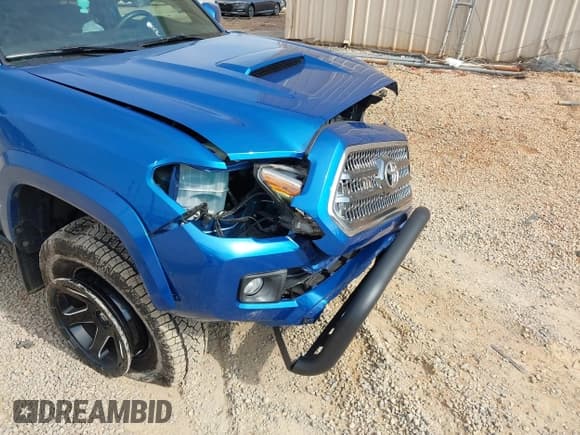 ✅ 2017 Toyota Tacoma TRD Pro • VIN: 5TFCZ5AN9HX112292 • Lot: 43617967. Listed on IAAI with 72,195 mi. Free auction sales archive from the USA and detailed vehicle history report at DreamBid. Image 6.