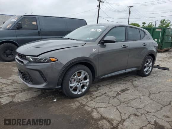 2024 Dodge Hornet R/T z VIN ZACPDFCW2R3A27995, wystawiony jako Copart lot #57535315 z przebiegiem 21 590 mil mil oraz Szkoda całkowita • Salvage title. Historia ofert i sprzedaży dostępna na DreamBid. Obrazek 1.