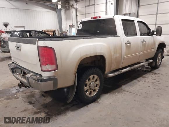✅ 2011 GMC Sierra 2500HD SLE • VIN: 1GT120CG3BF112511 • Lot: 41133819. Wystawiony na IAAI z przebiegiem 162 600 mil. Bezpłatny archiwum sprzedaży aukcyjnych z USA i szczegółowy raport historii pojazdu na DreamBid. Zdjęcie 4.
