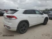 ✅ 2022 Volkswagen Atlas SEL R-Line • VIN: 1V2SE2CA8NC218248 • Lot: 48196275. Wystawiony na Copart z przebiegiem 28 922 mil. Bezpłatny archiwum sprzedaży aukcyjnych z USA i szczegółowy raport historii pojazdu na DreamBid. Zdjęcie 3.