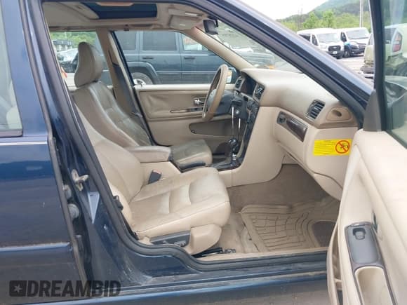 ✅ 2000 Volvo S70 • VIN: YV1LS56D8Y2627201 • Lot: 42287057. Wystawiony na IAAI z przebiegiem 203 975 mil. Bezpłatny archiwum sprzedaży aukcyjnych z USA i szczegółowy raport historii pojazdu na DreamBid. Zdjęcie 5.