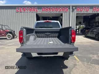 2022 Chevrolet Colorado 4WD Work Truck с VIN 1GCGTBEN2N1133639, выставлен на аукционе IAAI как лот 42957822 с пробегом 97 455 миль миль и . История ставок и продаж доступна на DreamBid. Изображение 1.