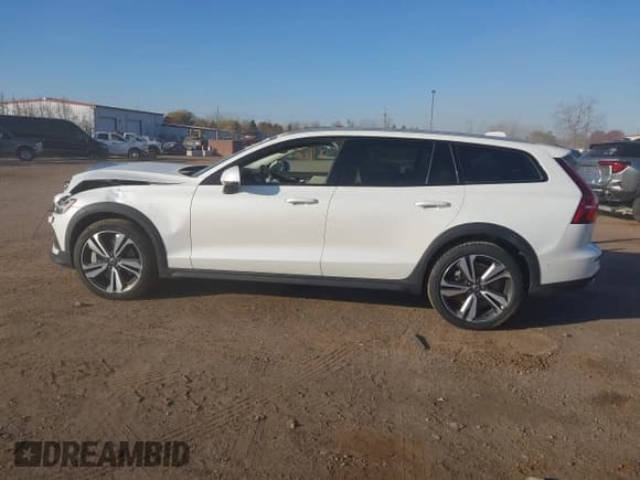 ✅ 2025 Volvo V60 Plus • VIN: YV4L12WK1S2146331 • Лот: 43708902. Опубликован ранее на IAAI с пробегом 28 700 миль. Бесплатный доступ к архиву аукционных продаж из США и подробный отчёт об истории автомобиля на DreamBid. Изображение 14.