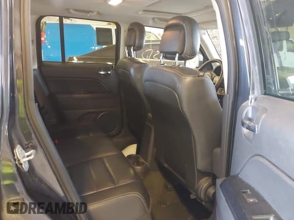 ✅ 2016 Jeep Patriot High Altitude • VIN: 1C4NJRFB7GD586294 • Lot: 43046842. Wystawiony na IAAI z przebiegiem 178 429 mil. Bezpłatny archiwum sprzedaży aukcyjnych z USA i szczegółowy raport historii pojazdu na DreamBid. Zdjęcie 8.