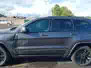 2018 Jeep Grand Cherokee Laredo E z VIN 1C4RJEAG8JC300432, wystawiony jako IAAI lot #43313007 z przebiegiem 122 019 mil mil oraz . Historia ofert i sprzedaży dostępna na DreamBid. Obrazek 14.