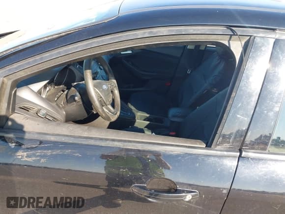 ✅ 2018 Ford Focus SE • VIN: 1FADP3K28JL235541 • Lot: 43329628. Wystawiony na IAAI z przebiegiem 176 485 mil. Bezpłatny archiwum sprzedaży aukcyjnych z USA i szczegółowy raport historii pojazdu na DreamBid. Zdjęcie 18.