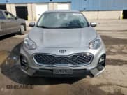 ✅ 2022 Kia Sportage LX • VIN: KNDPMCAC2N7001369 • Lot: 81328195. Wystawiony na Copart z przebiegiem 86 882 mil. Bezpłatny archiwum sprzedaży aukcyjnych z USA i szczegółowy raport historii pojazdu na DreamBid. Zdjęcie 5.