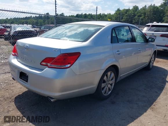 ✅ 2005 Toyota Avalon XL • VIN: 4T1BK36B05U054424 • Lot: 43007355. Wystawiony na IAAI z przebiegiem 180 337 mil. Bezpłatny archiwum sprzedaży aukcyjnych z USA i szczegółowy raport historii pojazdu na DreamBid. Zdjęcie 4.