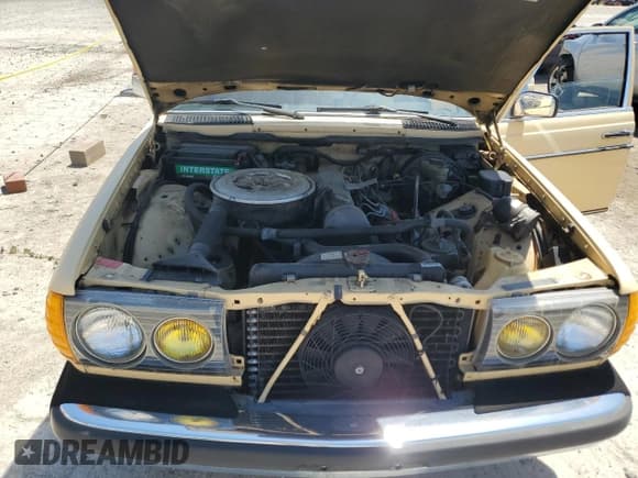 ✅ 1981 Mercedes-Benz 240 • VIN: WDBAB23A1BB225239 • Lot: 64263965. Wystawiony na Copart z przebiegiem 161 741 mil. Bezpłatny archiwum sprzedaży aukcyjnych z USA i szczegółowy raport historii pojazdu na DreamBid. Zdjęcie 11.