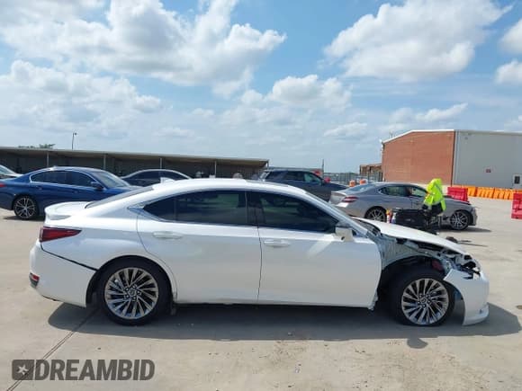 ✅ 2024 Lexus ES 300h Luxury • VIN: 58AEA1C17RU050563 • Lot: 42481783. Listed on IAAI with 6,029 mi. Free auction sales archive from the USA and detailed vehicle history report at DreamBid. Image 14.
