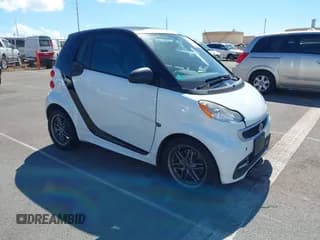 ✅ 2015 Smart fortwo Passion • VIN: WMEEJ3BA9FK815919 • Лот: 43585374. Опубликован ранее на IAAI с пробегом 84 599 миль. Бесплатный доступ к архиву аукционных продаж из США и подробный отчёт об истории автомобиля на DreamBid. Изображение 1.