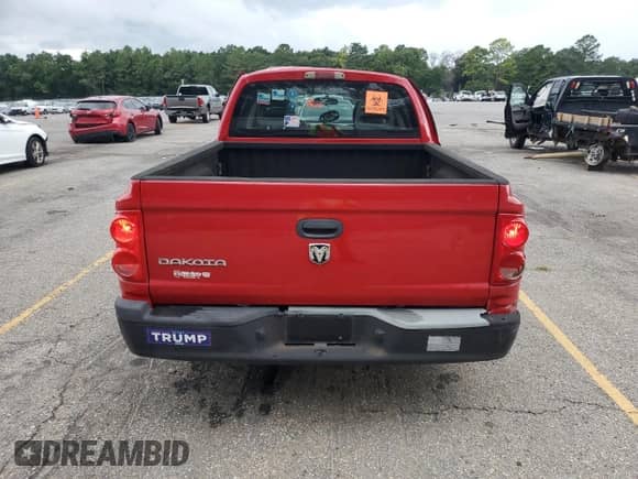 2005 Dodge Dakota ST z VIN 1D7HE28K75S101530, wystawiony jako Copart lot #69932425 z przebiegiem 155 996 mil mil oraz Szkoda całkowita • Salvage title. Historia ofert i sprzedaży dostępna na DreamBid. Obrazek 6.