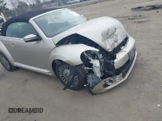 ✅ 2013 Volkswagen Beetle 2.5L • VIN: 3VW5X7AT6DM817668 • Lot: 41676714. Wystawiony na IAAI z przebiegiem 63 158 mil. Bezpłatny archiwum sprzedaży aukcyjnych z USA i szczegółowy raport historii pojazdu na DreamBid. Zdjęcie 1.