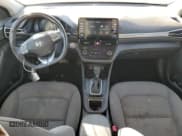 ✅ 2020 Hyundai Ioniq SE • VIN: KMHC75LCXLU195917 • Lot: 83784794. Wystawiony na Copart z przebiegiem 59 479 mil. Bezpłatny archiwum sprzedaży aukcyjnych z USA i szczegółowy raport historii pojazdu na DreamBid. Zdjęcie 8.