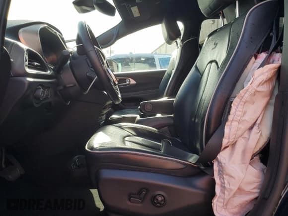 ✅ 2020 Chrysler Pacifica Hybrid Limited • VIN: 2C4RC1N76LR125539 • Lot: 54896895. Wystawiony na Copart z przebiegiem 70 693 mil. Bezpłatny archiwum sprzedaży aukcyjnych z USA i szczegółowy raport historii pojazdu na DreamBid. Zdjęcie 7.