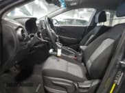 ✅ 2020 Hyundai Kona SEL • VIN: KM8K2CAAXLU515169 • Лот: 56636504. Опубликован ранее на Copart с пробегом 26 193 миль. Бесплатный доступ к архиву аукционных продаж из США и подробный отчёт об истории автомобиля на DreamBid. Изображение 7.