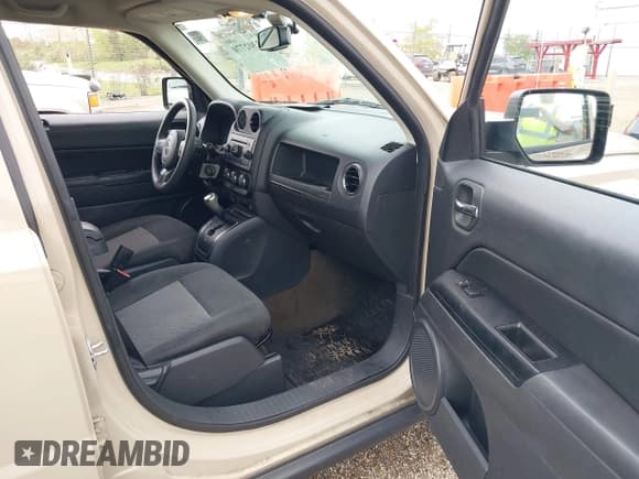 ✅ 2017 Jeep Patriot Sport • VIN: 1C4NJPBA4HD130577 • Lot: 43302770. Wystawiony na IAAI z przebiegiem 71 632 mil. Bezpłatny archiwum sprzedaży aukcyjnych z USA i szczegółowy raport historii pojazdu na DreamBid. Zdjęcie 5.