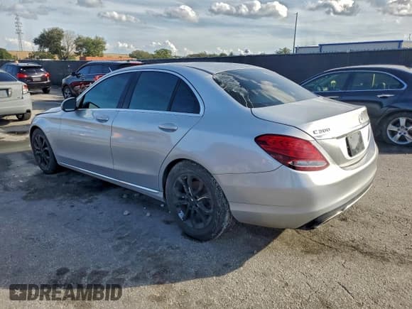 ✅ 2017 Mercedes-Benz C 300 • VIN: 55SWF4JB7HU191055 • Lot: 94939335. Wystawiony na Copart z przebiegiem 108 439 mil. Bezpłatny archiwum sprzedaży aukcyjnych z USA i szczegółowy raport historii pojazdu na DreamBid. Zdjęcie 2.