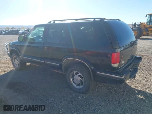 ✅ 1999 Chevrolet Blazer LS • VIN: 1GNDT13W1X2140319 • Lot: 43465041. Wystawiony na IAAI z przebiegiem 146 631 mil. Bezpłatny archiwum sprzedaży aukcyjnych z USA i szczegółowy raport historii pojazdu na DreamBid. Zdjęcie 3.