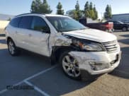 ✅ 2017 Chevrolet Traverse LT • VIN: 1GNKRGKD7HJ267088 • Lot: 82638125. Wystawiony na Copart z przebiegiem 83 811 mil. Bezpłatny archiwum sprzedaży aukcyjnych z USA i szczegółowy raport historii pojazdu na DreamBid. Zdjęcie 4.
