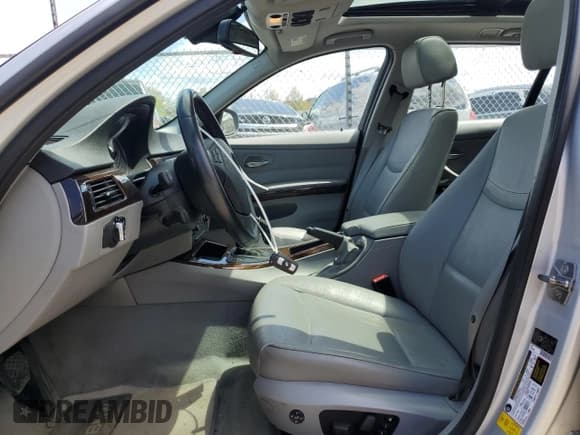 ✅ 2011 BMW 3 Series 328i xDrive • VIN: WBAUU3C51BA541860 • Lot: 53249775. Wystawiony na Copart z przebiegiem 108 462 mil. Bezpłatny archiwum sprzedaży aukcyjnych z USA i szczegółowy raport historii pojazdu na DreamBid. Zdjęcie 7.