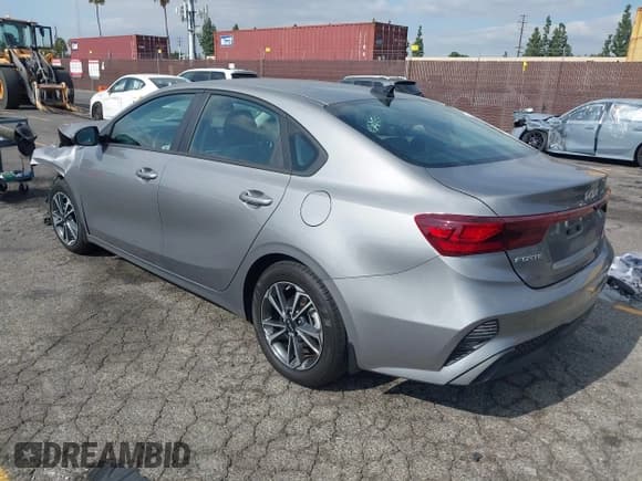 ✅ 2024 Kia Forte LXS • VIN: 3KPF24AD0RE725647 • Lot: 43627494. Wystawiony na IAAI z przebiegiem 13 019 mil. Bezpłatny archiwum sprzedaży aukcyjnych z USA i szczegółowy raport historii pojazdu na DreamBid. Zdjęcie 3.