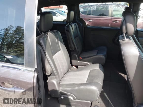 ✅ 2016 Chrysler Town & Country S • VIN: 2C4RC1HG0GR138532 • Lot: 42164215. Listed on IAAI with 55,486 mi. Free auction sales archive from the USA and detailed vehicle history report at DreamBid. Image 8.