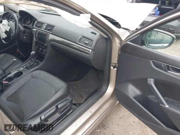 ✅ 2016 Volkswagen Passat SE • VIN: 1VWBS7A33GC029048 • Lot: 42602477. Listed on IAAI with 111,522 mi. Free auction sales archive from the USA and detailed vehicle history report at DreamBid. Image 5.